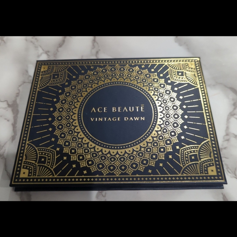 Ace Beauté Vintage Dawn Palette - Gold and Black